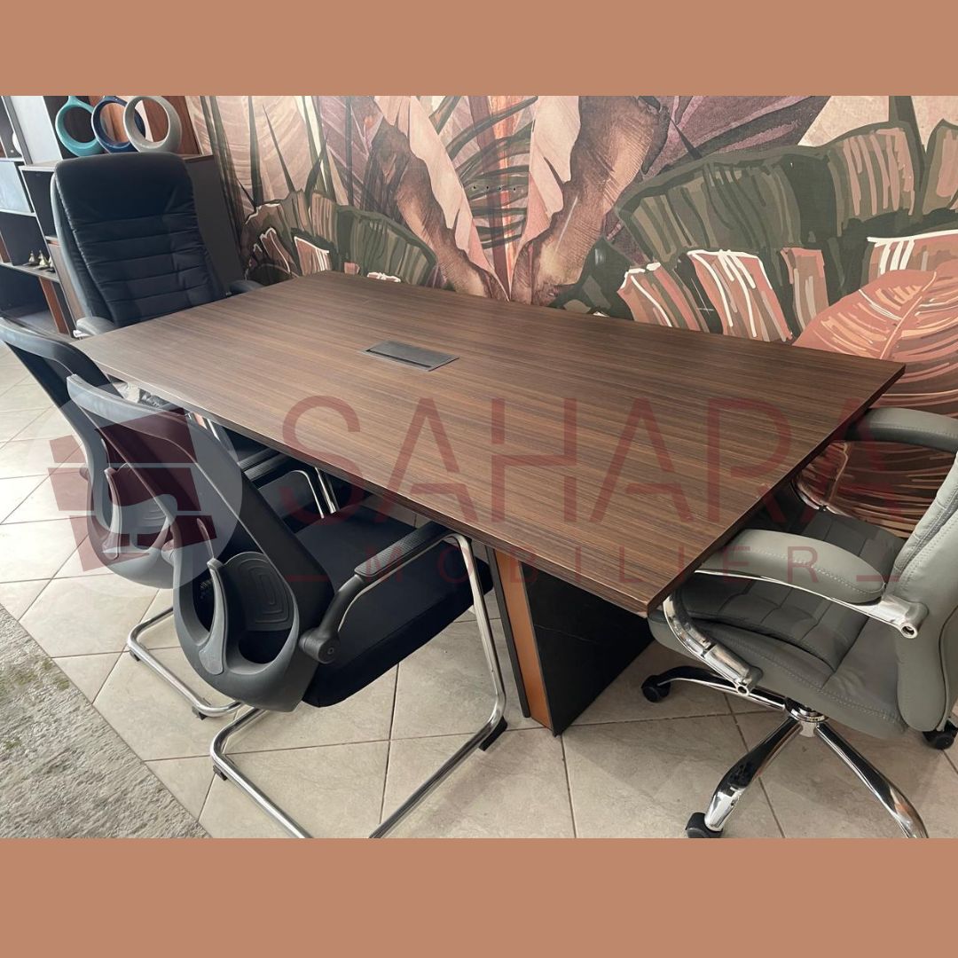 Matériau : Plateau en bois mélaminé avec une finition effet bois foncé, donnant un aspect élégant et chaleureux à la pièce.
Épaisseur : Plateau épais pour une robustesse et une durabilité accrues, résistant aux chocs et aux rayures, adapté aux utilisations intensives.
Bords : Finition métallique sur les bords pour une touche contemporaine et une protection supplémentaire.